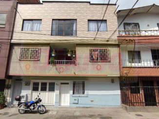 En este edificio vivía la adulta mayor que falleció tras caer del tercer piso.