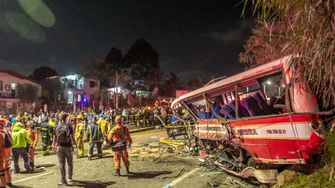 El accidente se habría presentado porque el camión perdió los frenos y se saltó el separador.