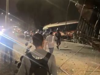 El camión quedó atravesado en la autopista.