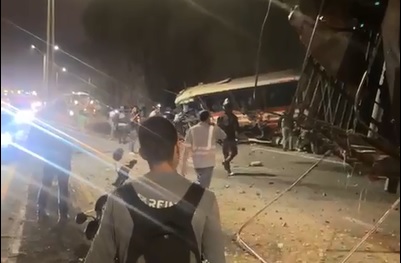 El camión quedó atravesado en la autopista.