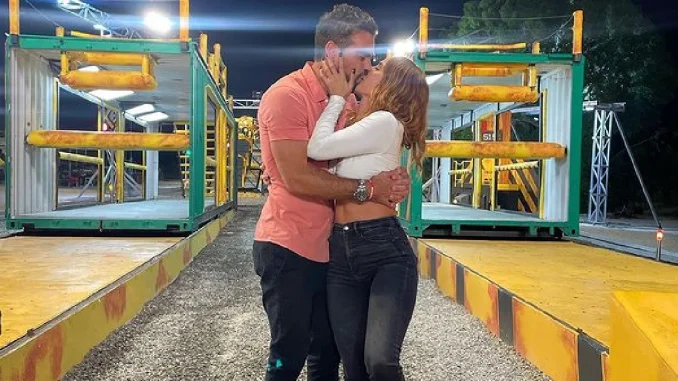 La actriz Carmen Villalobos oficializó su relación con el presentador Frederik Oldenburg.