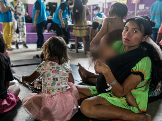 Adultos y niños indígenas se encuentran en el coliseo Carlos Mauro Hoyos, mientras se resuelve su situación.