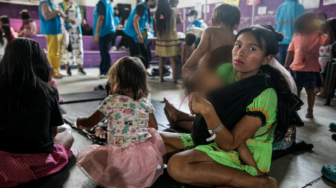 Adultos y niños indígenas se encuentran en el coliseo Carlos Mauro Hoyos, mientras se resuelve su situación.