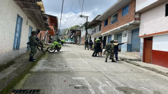 Fuerza Pública se tomó las calles de Nariño, Antioquia tras amenaza de paro armado