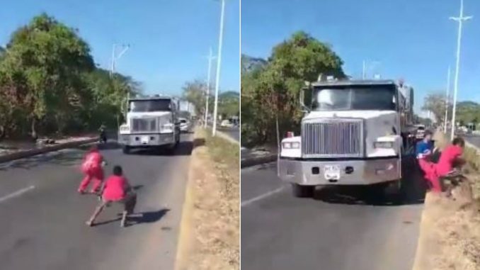 Jóvenes se le tiran a camión