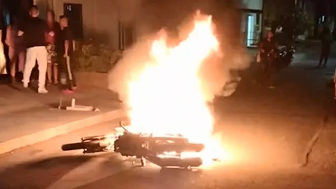Uno de los señalados ladrones le quemaron la moto.