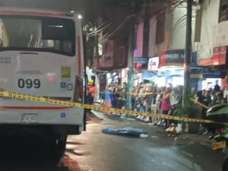 Una de las mujeres iba caminando por una calle de Bello.