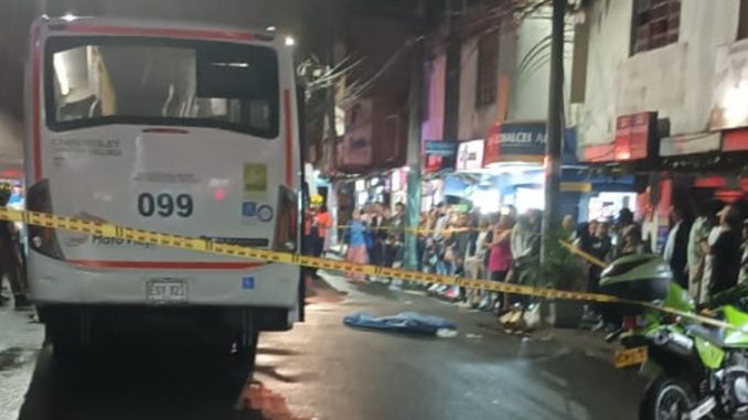 Una de las mujeres iba caminando por una calle de Bello.