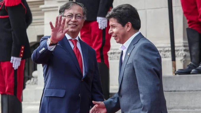 Las declaraciones de Petro buscaban defender al presidente de Perú, Pedro Castillo (der.) y criticar a la policía.
