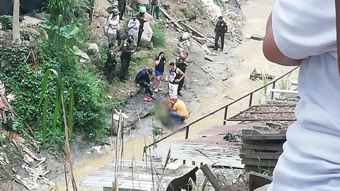 La víctima quedó a un lado de la quebrada.