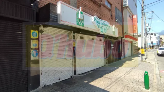 En este bar en la 70 departía el sacerdote con su acompañante.