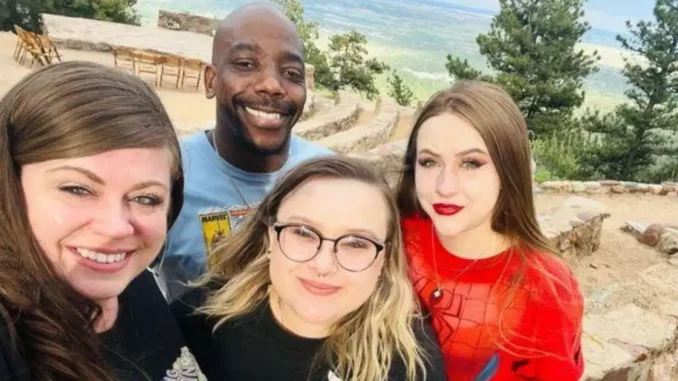 Las tres mujeres y el hombre viven juntos. Ellas trabajan mientras el 'esposo trofeo' se queda en casa.