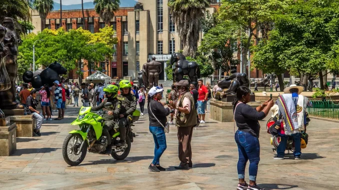 El maestro Fernando Botero envió una carta manifestándose en contra del cerramiento de la Plaza que lleva su nombre