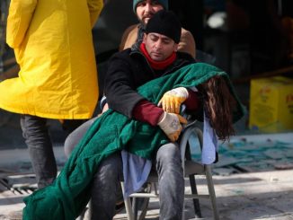 Hombre sostiene el cuerpo de su hija muerta en Turquía