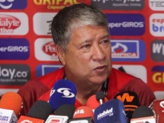 Bolillo Gómez en rueda de prensa del Junior