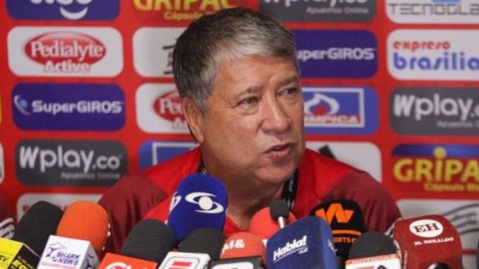 Bolillo Gómez en rueda de prensa del Junior