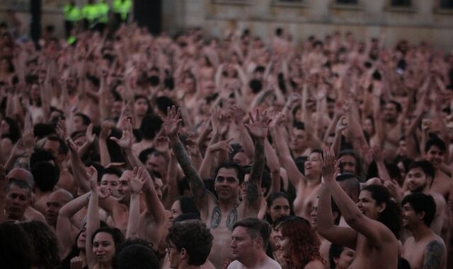 La Corte Constitucional declaró que estar desnudo en protestas u actos artísticos no se puede criminalizar