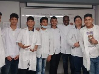 Carmelo valencia está terminando su bachillerato