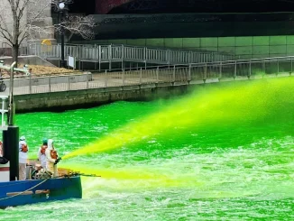 El río Chicago se tiñe de verde cada 17 de marzo por la tradición del día de San Patricio