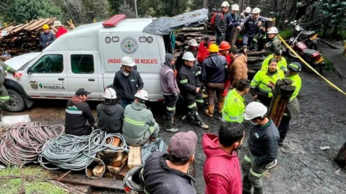 Unidades de Bomberos, Policía, trabajadores de la mina y familiares de los mineros atrapados ayudan en las labores de rescate.