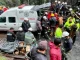 Unidades de Bomberos, Policía, trabajadores de la mina y familiares de los mineros atrapados ayudan en las labores de rescate.