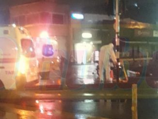 El hombre perdió el control de la moto y chocó.