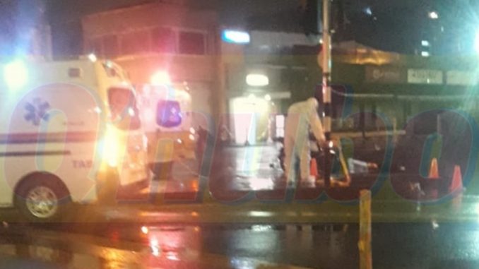El hombre perdió el control de la moto y chocó.