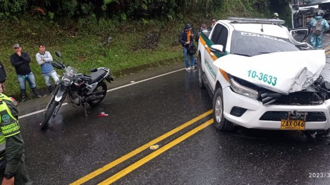 Camioneta de la Policía llevó la peor parte.