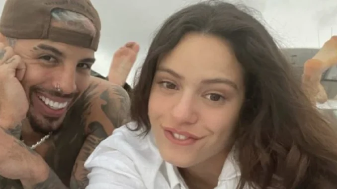 La cantante Rosalía anunció su compromiso, después de 3 años de relación con Rauw Alejandro.