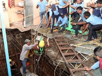 En las labores de rescate de los fieles que cayeron a un pozo en la India participaron casi 140 rescatistas, que tuvieron que instalar escaleras y cuerdas para llegar al pozo.