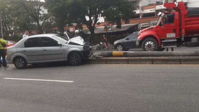 El poste quedó en toda la vía y afectó la movilidad.