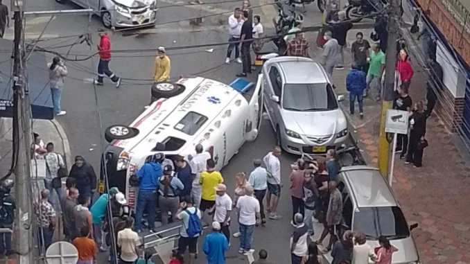 Ambulancia volcada en Itagüí