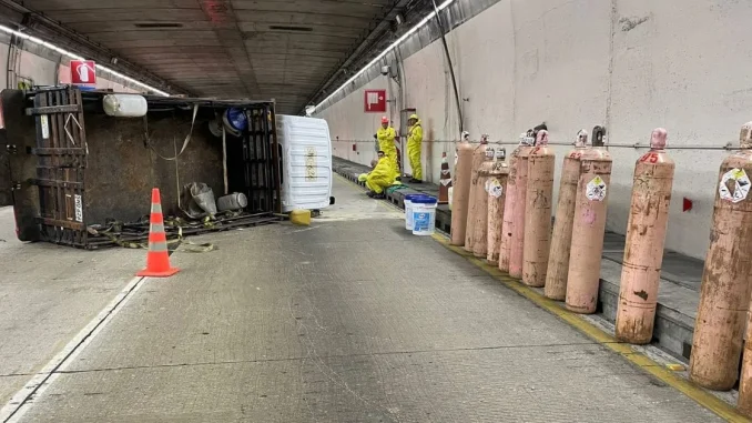 Bomberos-en-el-tunel-de-Occidente-1