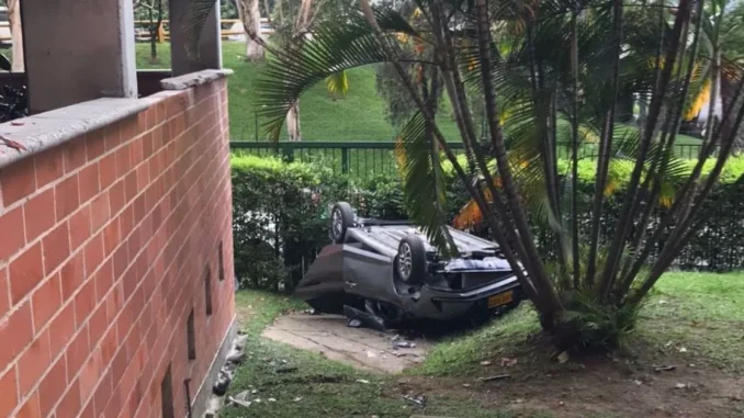 Carro-cayó-del-tercer-piso-de-un-parqueadero