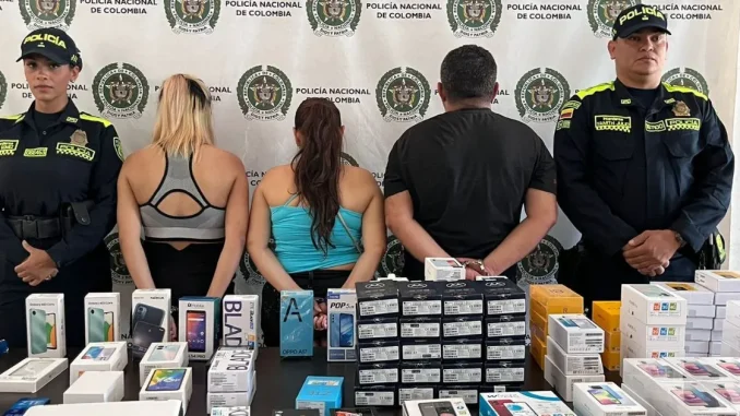 Celulares-hurtados-en-un-almacen
