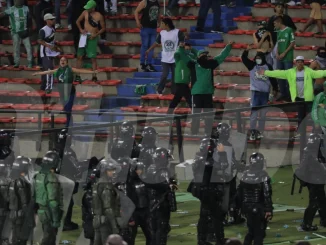 Los enfrentamientos en el Atanasio ya dejaron 11 policías heridos y 13 ciudadanos heridos.