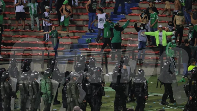Los enfrentamientos en el Atanasio ya dejaron 11 policías heridos y 13 ciudadanos heridos.