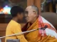 El-Dalai-Lama-besando-a-un-niño