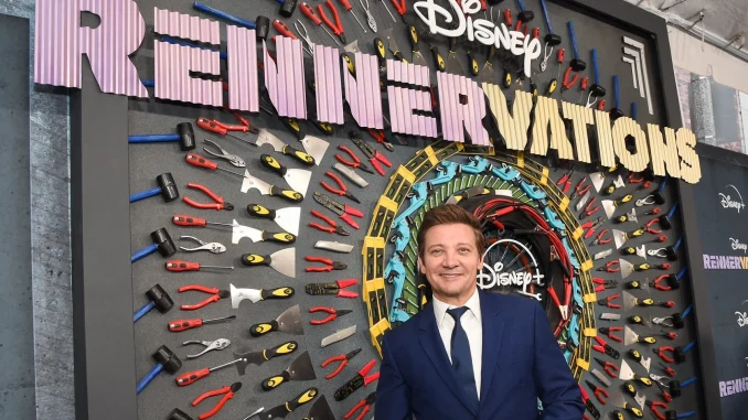 Jeremy Renner en una alfombra roja