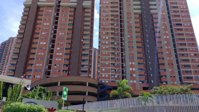 Joven murió al caer de un piso 27
