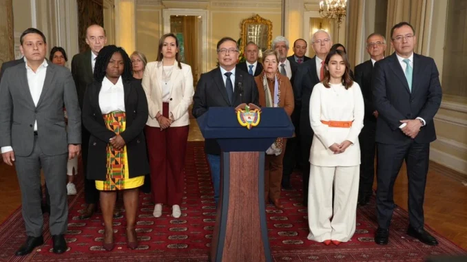 Los 19 ministros del gobierno Petro tendrán que salir de sus carteras, pero no se sabe bien qué pasará con ellos.
