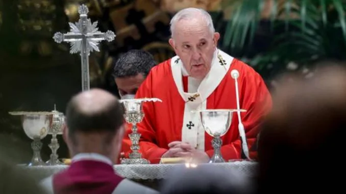 El papa Francisco celebró la misa de Domingo de Ramos en El Vaticano después de su hospitalización.