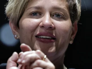 La primera dama, Verónica Alcocer fue cuestionada por asistir a reunión política privada.