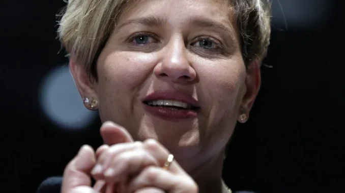 La primera dama, Verónica Alcocer fue cuestionada por asistir a reunión política privada.