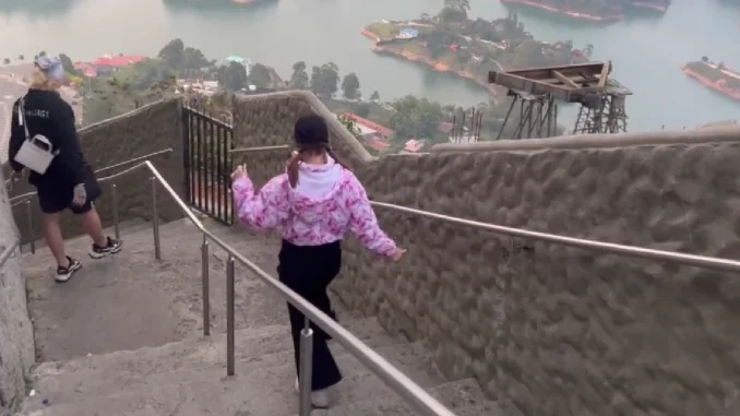 El video fue grabado en las escalas de la Piedra del Peñol