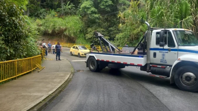 Carro terminó volcado en una quebrada