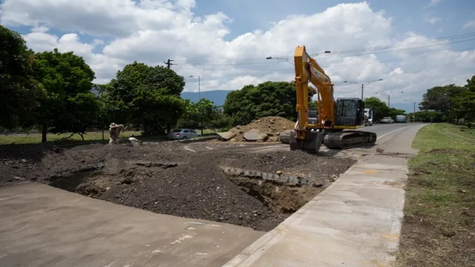 Ya están llenando el hueco de la avenida Paralela