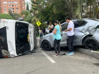 El vehículo de transporte escolar sufrió un volcamiento tras impactar con otros dos carros particulares.