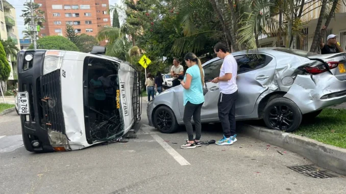 El vehículo de transporte escolar sufrió un volcamiento tras impactar con otros dos carros particulares.
