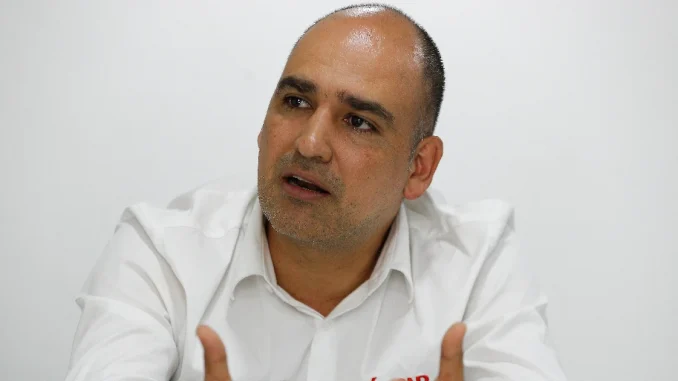 Óscar Andrés Pérez anunció que se retira del cargo para hacer cumplir la orden judicial.